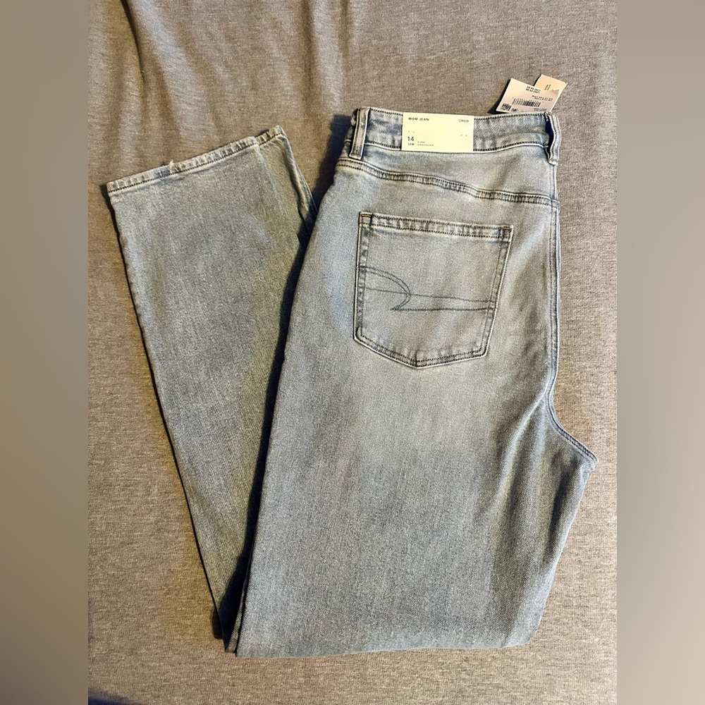 NWT American Eagle Super High Rise Strigid MOM JEAN Size 14/32W X-Long